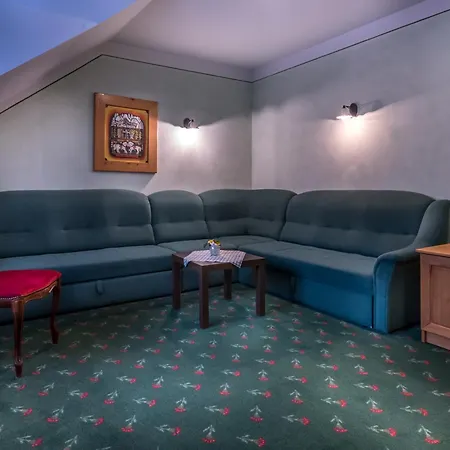 In Restavracija Pod Roglo