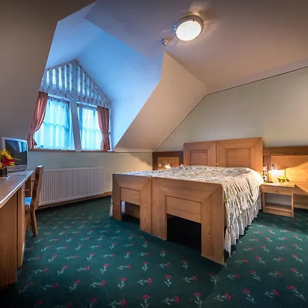 Hotel In Restavracija Pod Roglo 3*