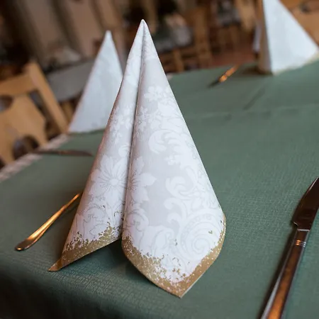 In Restavracija Pod Roglo