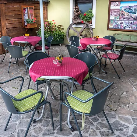 Hotel In Restavracija Pod Roglo 3*